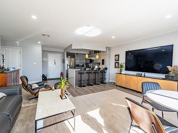 5th image of 1490 Outlook Avenue #1G