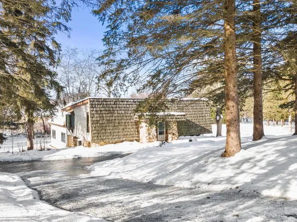 2231 North Glendale ROAD, Oconomowoc, WI 53066