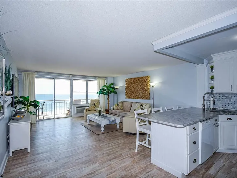 9400 Atlantic Ave #1003 — Photo 3