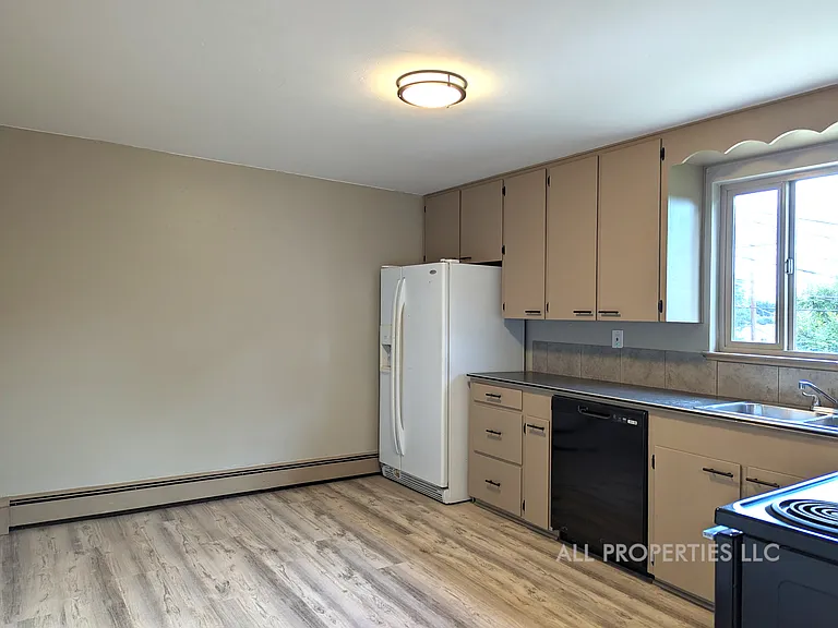 1005 N Newton St — Photo 19
