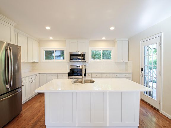 4th image of 32 Lindberg St