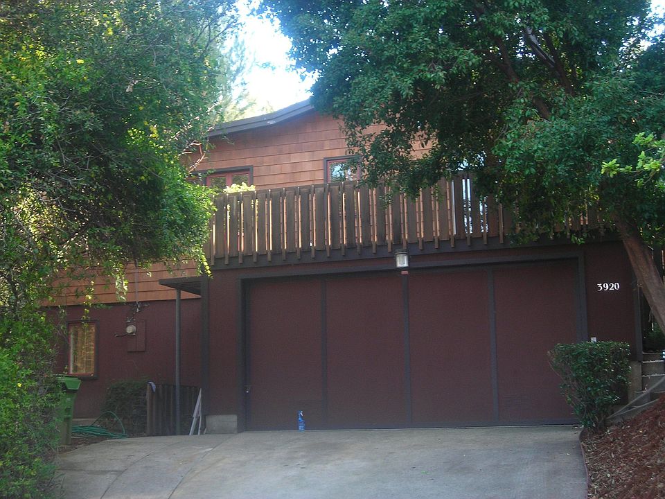 Beautifully secluded front of house