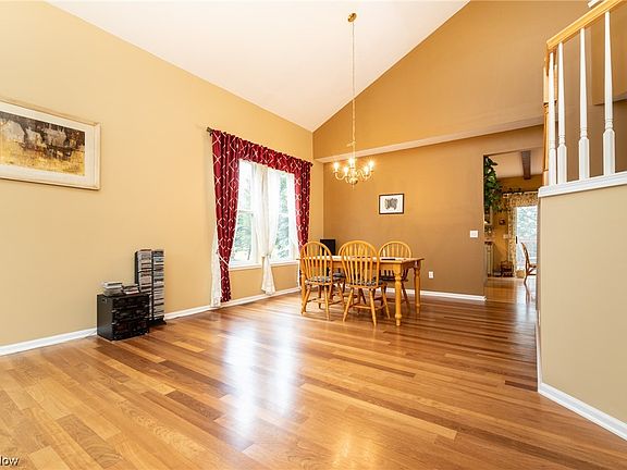 3rd image of 118 Baybrook Ln