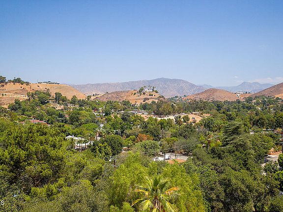 2nd image of 9764 Sunland Blvd