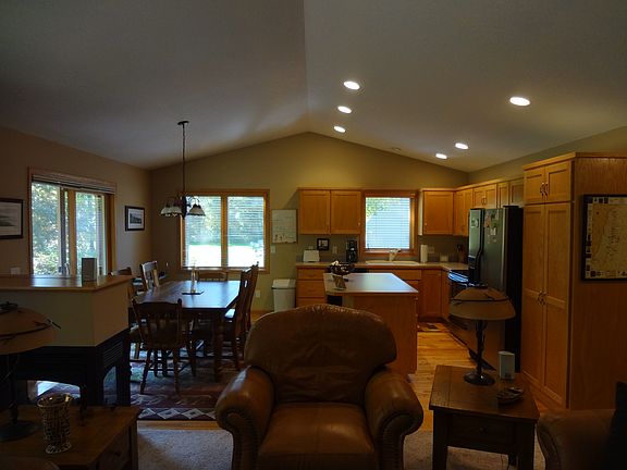 3rd image of 13922 Oakwood Dr