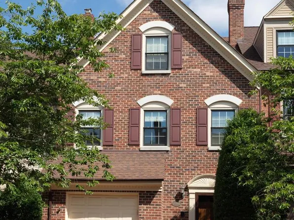 6304 Chaucer View Cir, Alexandria, VA 22304