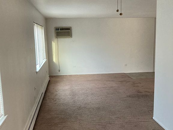 4th image of 1185 Surrey Dr APT 2E