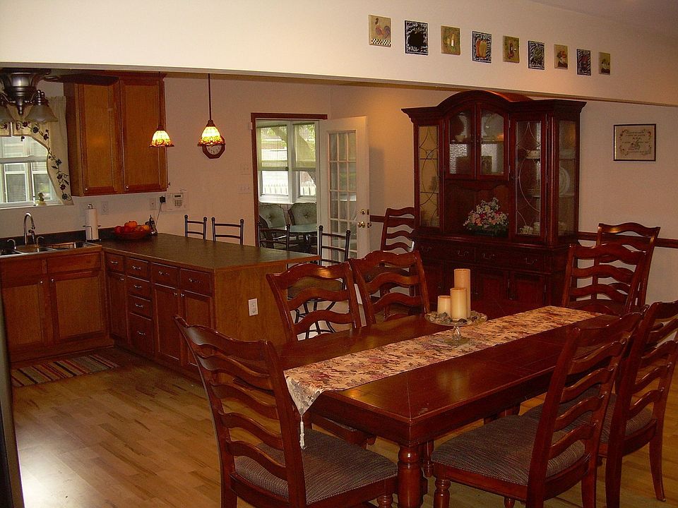 Open concept kitchen/dining 