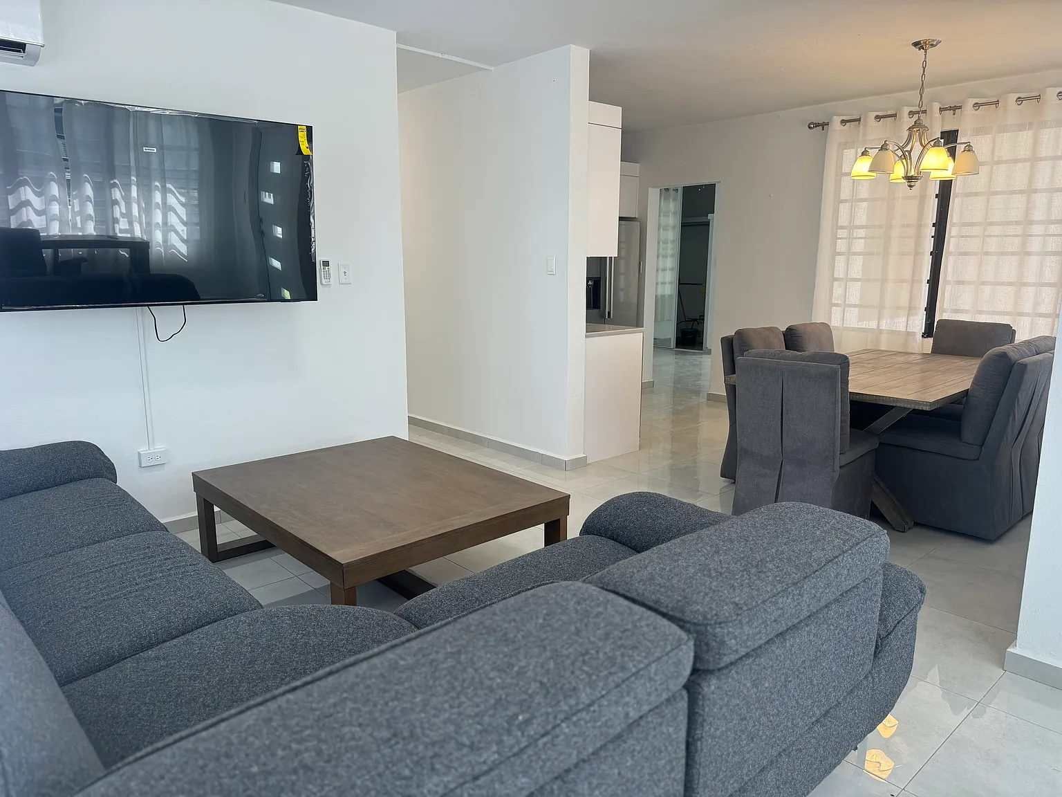 3 bed, 1300 sqft, $2,500 — Photo 2