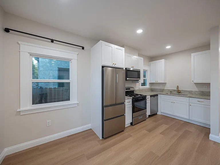 1820 E 2nd St #11 — Photo 12