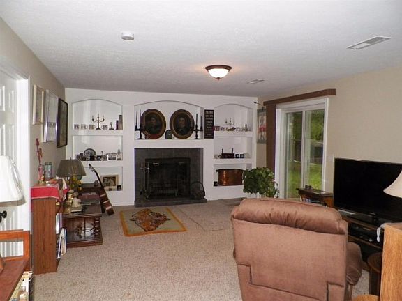 3rd image of 414 Glenview Ct