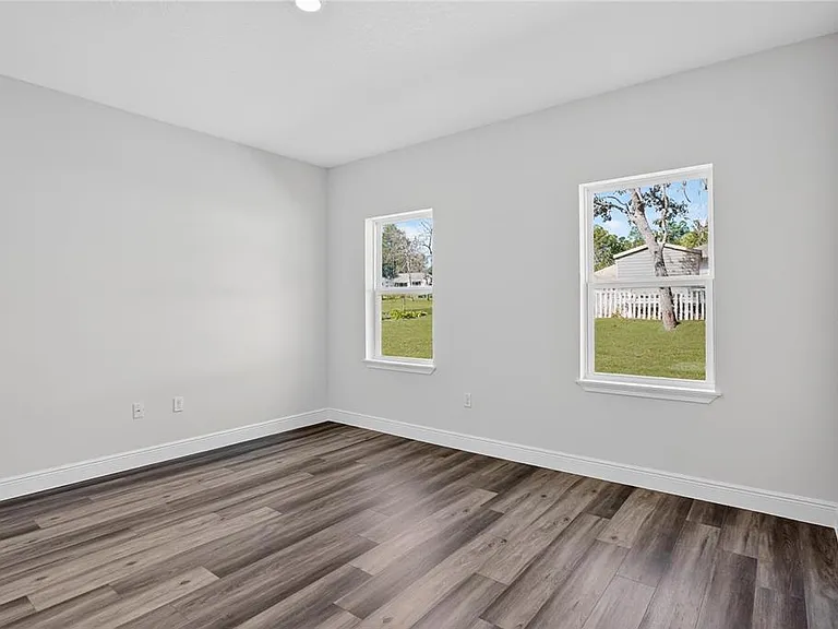 1933 W Oliver Dr — Photo 19