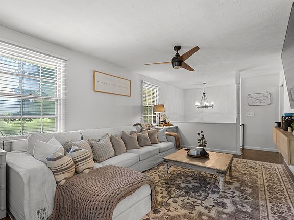 5th image of 124 Shady Brook Cir