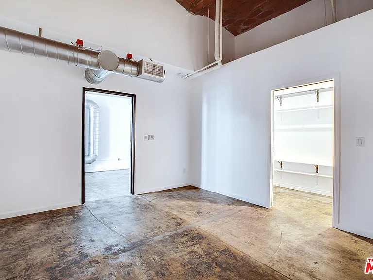 215 W 7th St #201 — Photo 8