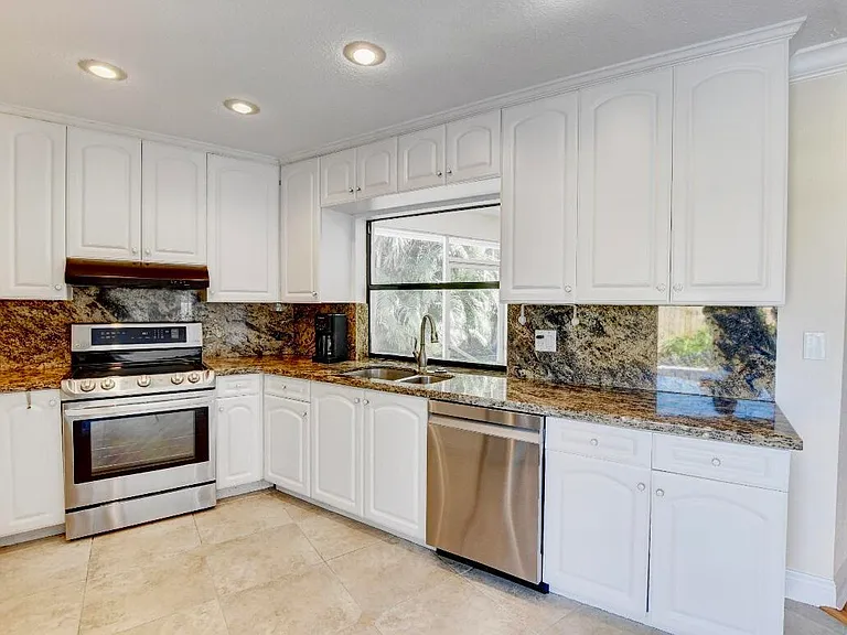 17768 Maplewood Dr — Photo 22
