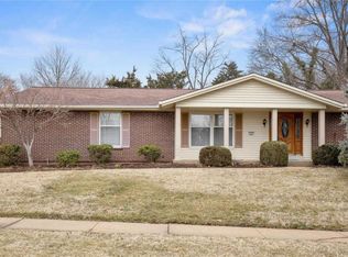 870 Hollyridge Dr, Ballwin, MO 63011