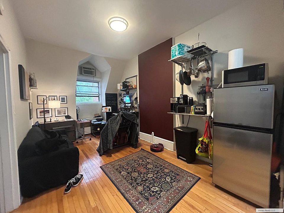 1st image of 110 E 61st St APT 4A