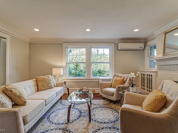 4th image of 307 Hillside Pl