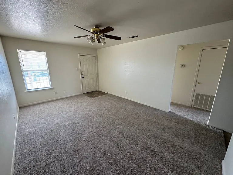 1003 Circle M Dr — Photo 5