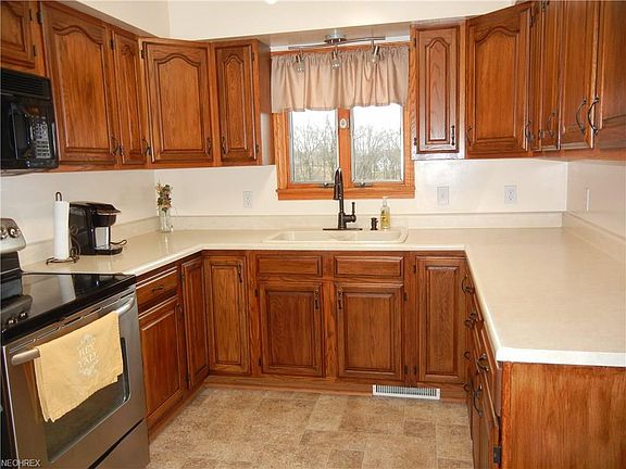 4th image of 4675 Maplegrove Ave