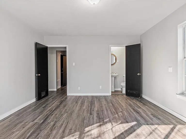 175 E Elm St — Photo 18