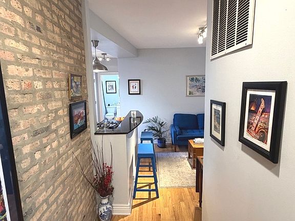 3rd image of 1443 W Victoria St #1R