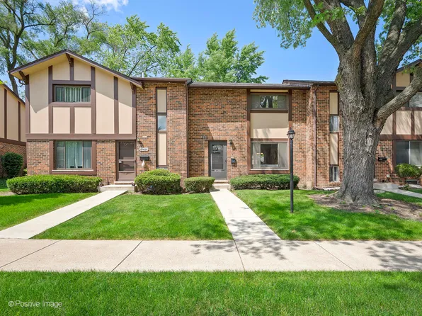 18W220 Lowell Ln, Villa Park, IL 60181