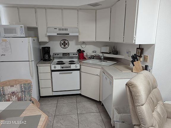 3rd image of 179 W Calle Del Ano