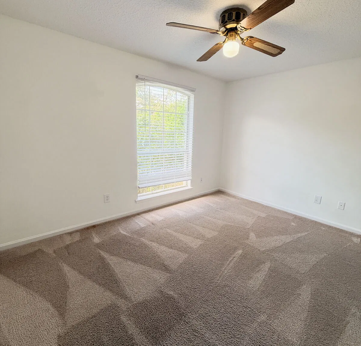 4 bed, 2.0 bath, 1936 sqft, $2,200 — Photo 3