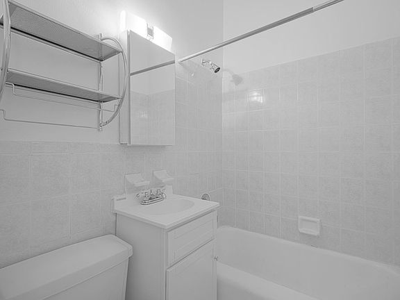 4th image of 26 Greenwich Ave APT 2R
