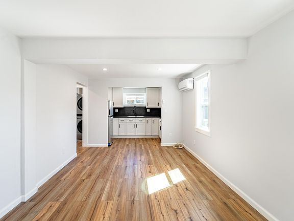 4th image of 4932 Arlington Ave #3/4
