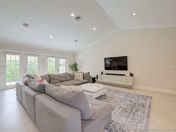 4th image of 311 NW 37th Way