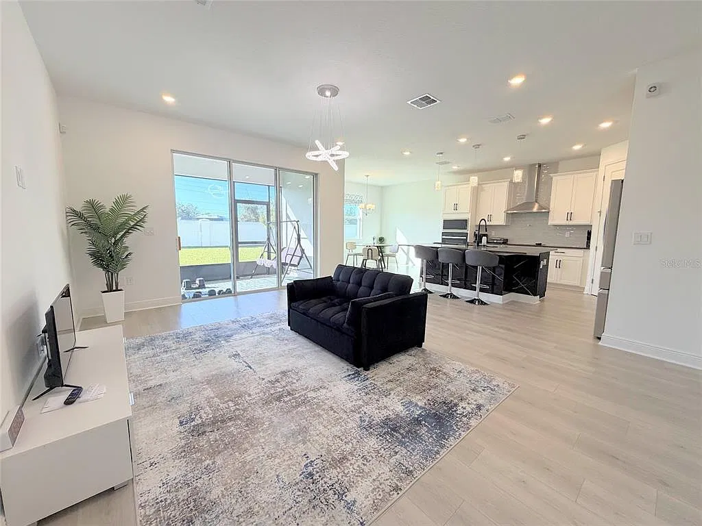 4 bed, 3.5 bath, 2759 sqft, $3,900 — Photo 2