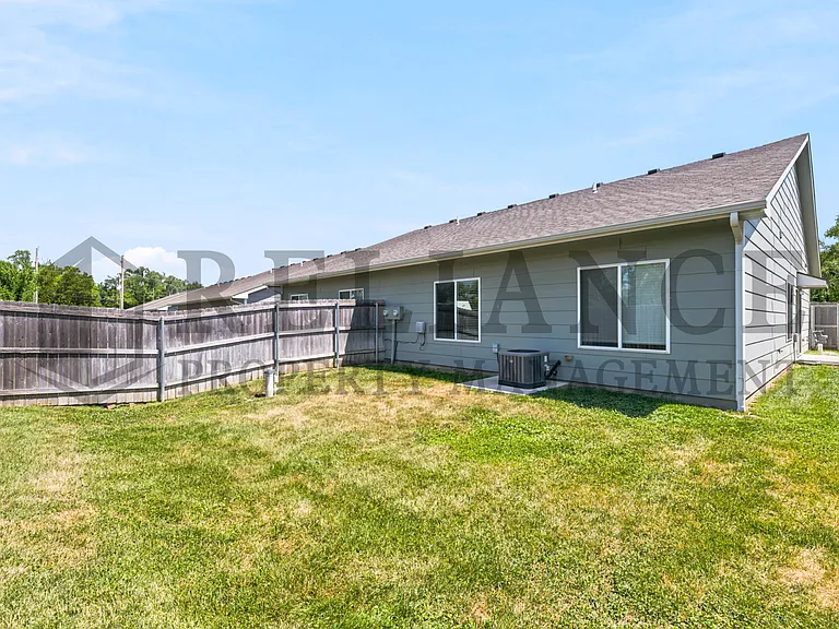 220 W May St — Photo 7