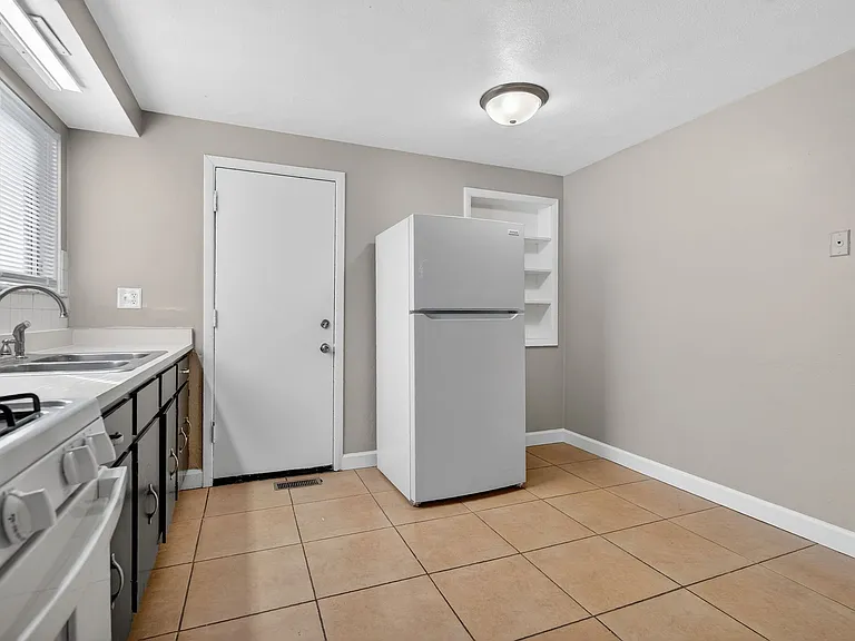 3629 N Leroy Ave — Photo 23