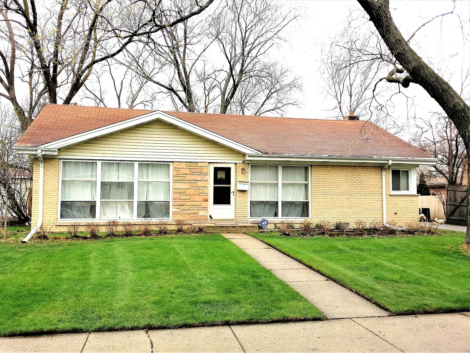 145 Millbrook Ln photo 1