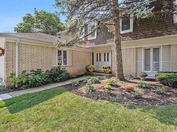 2nd image of 908 Dorset Dr