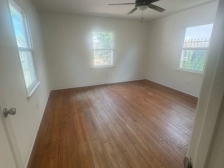 5438 Sylvia Ave — Photo 5