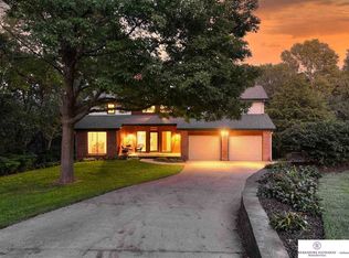 9969 High Point Cir, Omaha, NE 68112