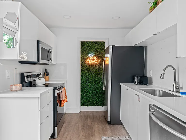 3961 NE 10th Ave — Photo 18