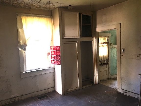 4th image of 308 Clover St