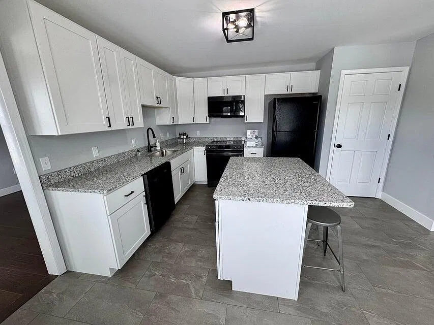 3 bed, 1.5 bath, 2766 sqft, $2,200 — Photo 4