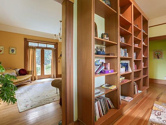 5th image of 660 Pracht St