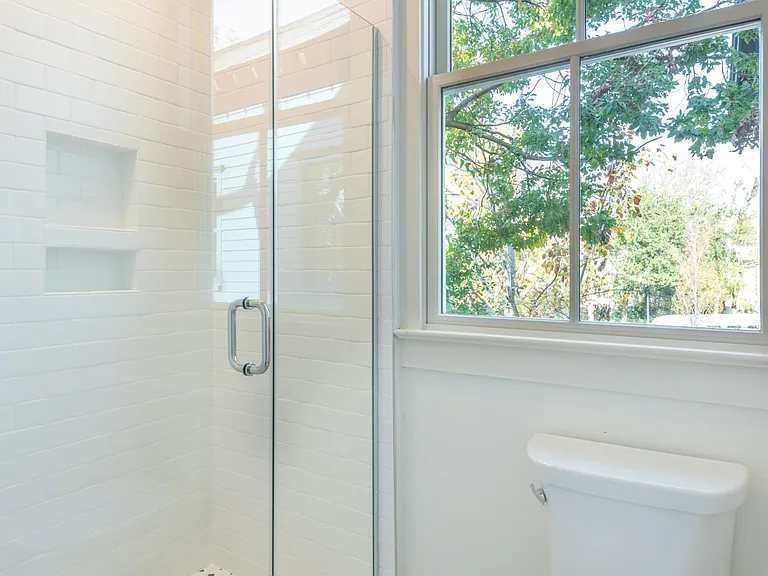 The rest of the bathroom in the second bedroom!