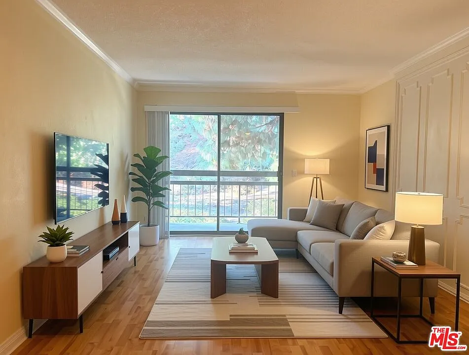 2 bed, 1.0 bath, 924 sqft, $2,800 — Photo 2