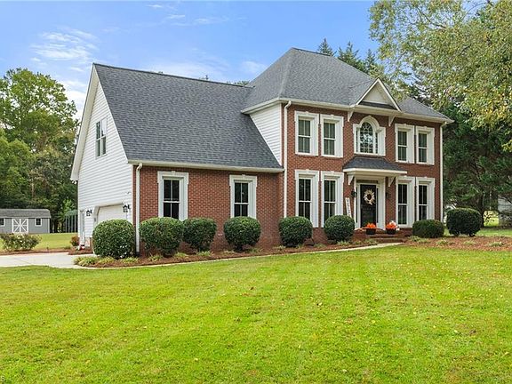 3rd image of 5400 Woodvine Dr