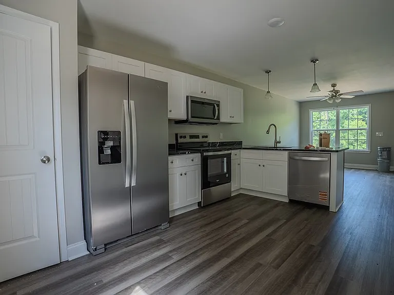 139 Harrison Ln SE — Photo 3