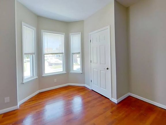 2nd image of 119 George St #1