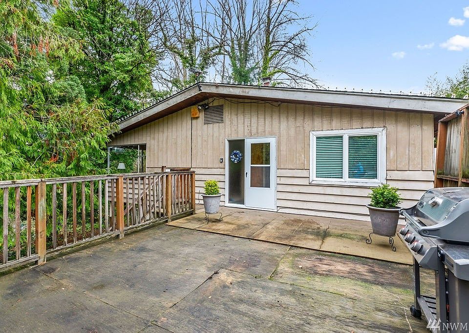 Welcome to 13948 56th Place South located in an area surrounded by well maintained and established homes.