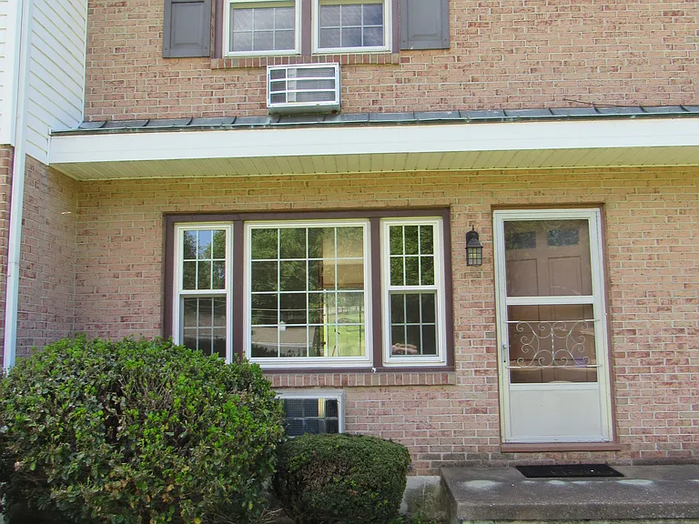 1020 Stonybridge Dr — Photo 1